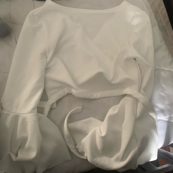 It’s a white cropped. Flowy armed long sleeve top - Picture 2 of 2